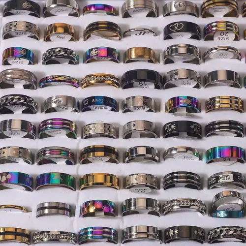 Vista 6 de 50 unids/lote de anillos de acero de titanio de banda ancha de colores mixtos para hombres, tamaño aleatorio 7-12, joyería de regalo para uso diario