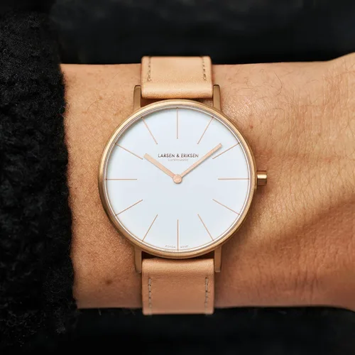 Vista 5 de Larsen & Eriksen Essentiel Reloj de pulsera analógico minimalista de cuarzo 1.378in Resistencia al agua 5 ATM Diseño danés Ensamblado a mano