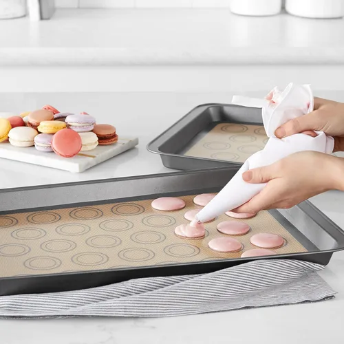 Vista 6 de Amazon Basics Alfombrilla de silicona para hornear macarons, antiadherente, apta para alimentos, 16.5 x 11.6 pulgadas, beige/gris, paquete de 2