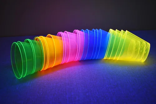 Vista 3 de DIRECTGLOW LLC Copas de fiesta de 25 quilates reactivas a la luz negra de 9 onzas con 5 globos de luz negra (multicolor)