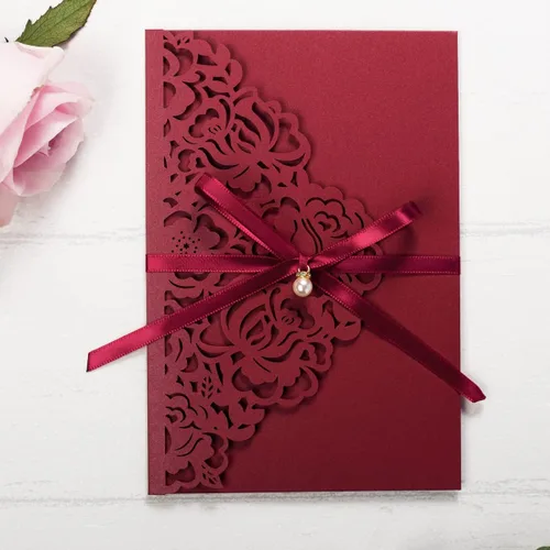 Vista 3 de 50 unidades de invitación de boda personalizadas burdeos con sobres, corte láser, bolsillo hueco de flora con invitaciones de cinta