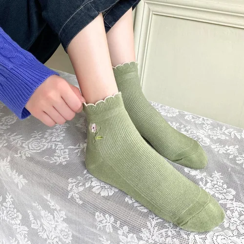Vista 2 de Zrylibya Calcetines de punto acanalado con volantes para mujer, con bordado floral, festoneados, puntiagudos, casuales, 5 pares, talla única
