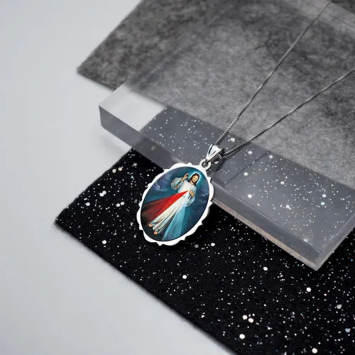 Vista 4 de PicturesOnGold Medalla religiosa ovalada de doble cara Divine Mercy con protección de color, regalos para hombres y mujeres, disponible en oro