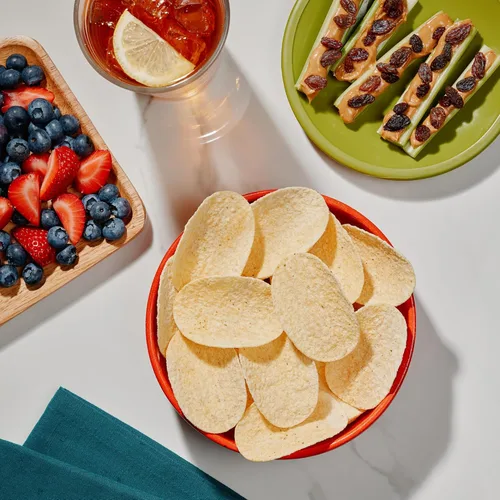 Vista 4 de The Good Crisp Company, Cheddar blanco envejecido, papas fritas sin gluten (recipientes de 5.6 onzas, paquete de 8), sin OMG, apto para alérgenos