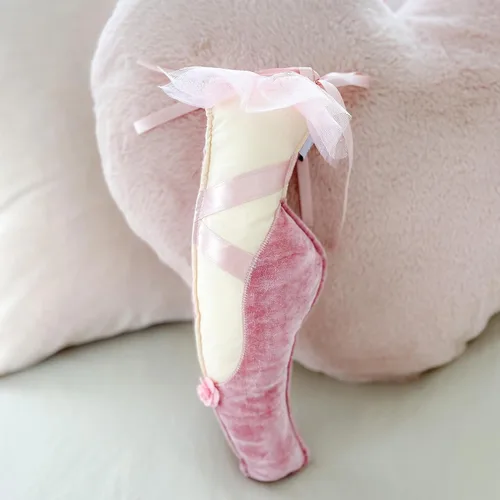 Vista 8 de MON AMI Decoración de Acento de Zapatilla de Ballet – 14" Almohada de Zapato de Ballet de Felpa Rosa para Guardería, Habitación de Niños