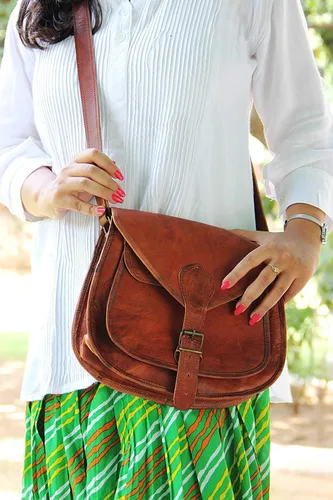 Vista 6 de Satchel And Fable Bolsos cruzados de cuero vintage hechos a mano para mujer