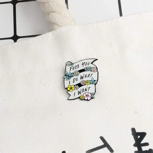 Vista 4 de Flairs New York - Broche de solapa esmaltado hecho a mano, I Do What I Want