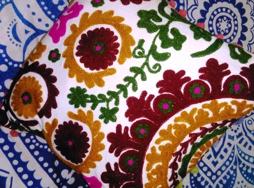 Vista 2 de INDACORIFY Suzani - Funda de cojín india con pompones de 16 x 16 pulgadas, funda de almohada decorativa bordada, cojines de algodón para exteriores