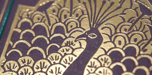Vista 6 de Bicycle Cartas de juego de pavo real, color morado, baraja de cartas prémium para juegos de cartas y trucos de magia, diseño deslumbrante, acabado