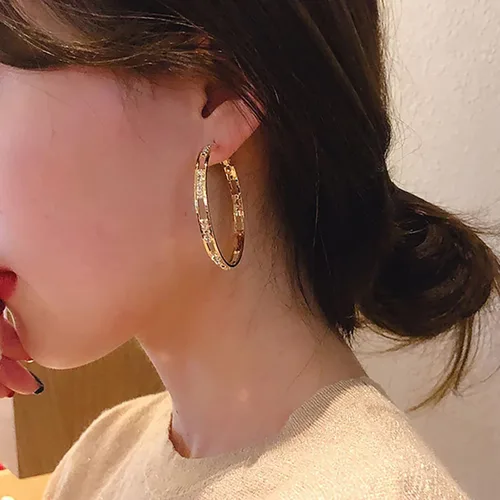 Vista 2 de 1 par de aretes de plata para mujer, aretes populares con forma de C, de aleación de diamante, para niña