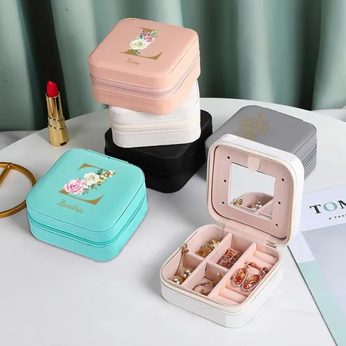 Vista 3 de Rainsar Joyero de viaje personalizado, caja organizadora de joyas de piel sintética, pequeña caja de joyería con nombre y flor de nacimiento