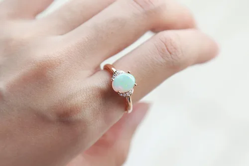 Vista 4 de Gin and Grace - Anillo de ópalo australiano natural de oro rosa de 10 quilates con diamantes reales para mujer, joyería de ópalo con forma ética