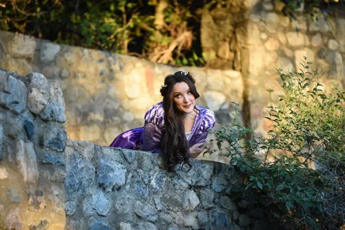 Vista 8 de Little Adventures Disfraz de Rapunzel encantado para mujeres adultas, Morado