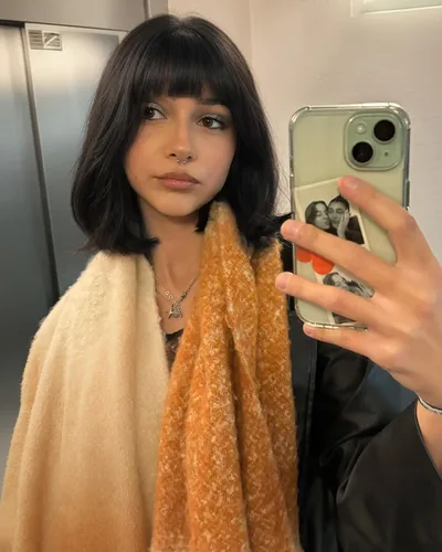 Vista 6 de YYHR Peluca corta estilo Bob con flequillo de 10 pulgadas, pelucas de cabello sintético lacio Yaki claro, pelucas cortas de corte Bob negro con 1b