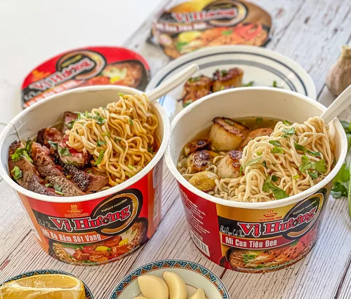 Vista 6 de Vi Huong - Fideos instantáneos Pho - Paquete de 12, cuencos de 2.47 onzas, variedad de pollo y carne de res, receta auténtica de sopa Pho, lista