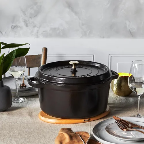 Vista 5 de Staub olla de hierro cocotte redonda de 6-1/4 cuartos de galón, Negro mate Perfect for Batch Cooking, Meal Prep & Large Meals. Braise, Roast &