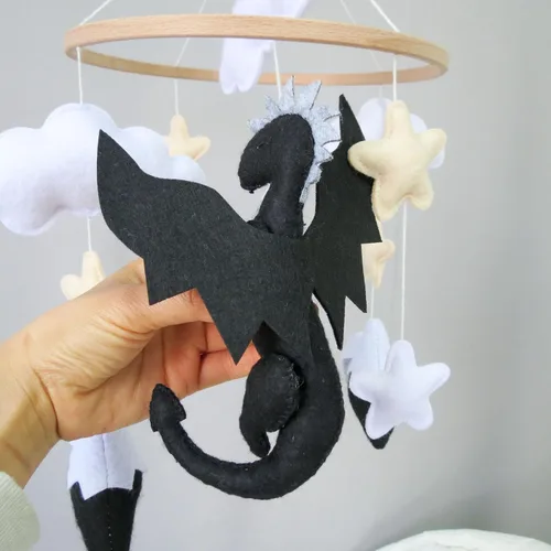 Vista 4 de Móvil de cuna de dragón para niños, móvil de fieltro para cuna, decoración de guardería gris y negro, colgante móvil de nube y estrella, regalo