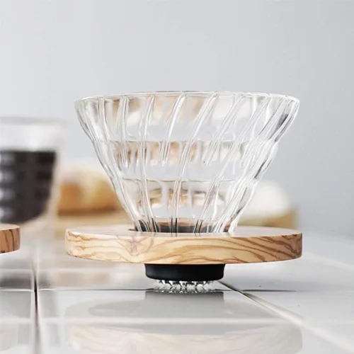 Vista 2 de Hario V60 Gotero de café de cristal, tamaño 01, madera de olivo