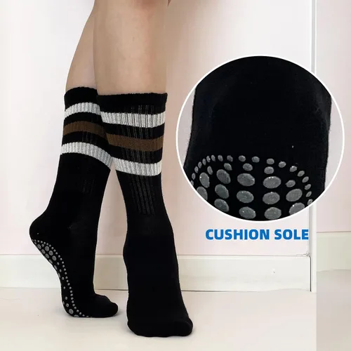 Vista 4 de JCZANXI Calcetines de yoga con empuñaduras para mujer, calcetines antideslizantes de moda para pilates, barras, tenis Calcetines acolchados ideales