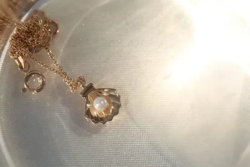 Vista 3 de Collar de perlas de concha de mar en oro macizo de 14 quilates Collar con dije de la suerte para mujer Collar de concha de berberecho de oro de 14