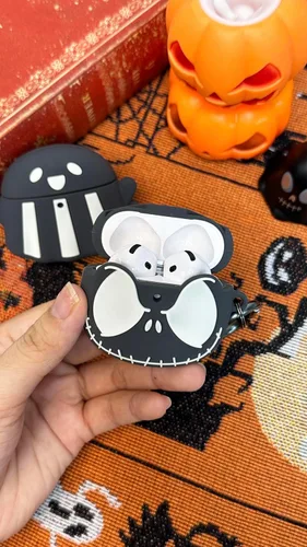 Vista 2 de Funda de dibujos animados de anime para Airpods 4 con llavero y kit de limpieza, dibujos animados 3D Kawaii divertida silicona suave que brilla