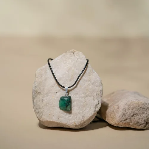 Vista 6 de AYANA - Collar con colgante de cristal curativo de esmeralda, collares hechos a mano, cristales de origen ético y piedras curativas, piedra natal