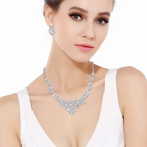 Vista 2 de EVER FAITH Conjunto de pendientes de collar de corazón de amor dulce de boda cristal austriaco tono plateado - transparente, Cristal