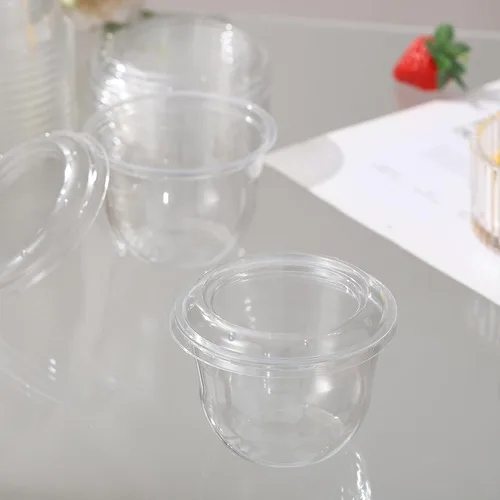 Vista 4 de Paquete de 100 vasos de plástico desechables apilables transparentes de 10 onzas con tapas planas, tazas de helado PET de 10.1 fl oz con tapas