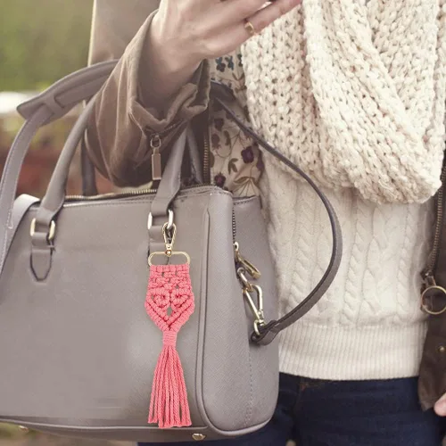 Vista 6 de INFUNLY Juego de 4 llaveros de macramé con forma de corazón, mini llaveros de macramé estilo bohemio para bolsas de macramé, colgantes de corazón