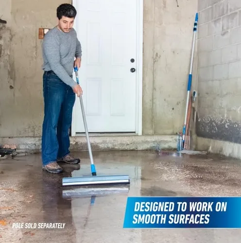 Vista 7 de Unger Professional Lock-On 22" Curva AquaDozer, Escobilla de Goma Ligera y Duradera para Azulejos, Concreto Liso, Sótanos y Limpieza Post-Huracán