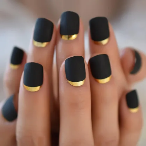 Vista 3 de Uñas postizas a presión de color negro mate, uñas postizas brillantes y doradas con diseño de línea metálica dorada fría de plástico esmerilado, uso