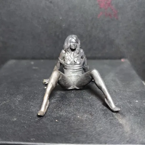Vista 3 de Estatua femenina sexy de latón sentada, hermosa estatua femenina de metal negro, posición sentada, escultura de mujer, miniaturas, arte corporal