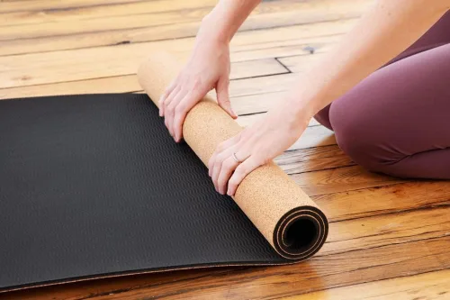 Vista 5 de Sol Living Tapete de yoga de corcho natural, tapete de yoga para estiramiento, pilates, meditación, equipo de gimnasio, antideslizante, portátil