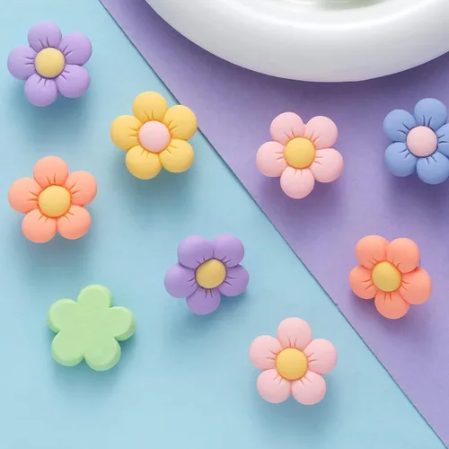 Vista 2 de NEVEGE Dijes de flores para zapatos para niñas, bonitos dijes de diseño para zapatos para adultos, adolescentes, niños, decoración de zapatos