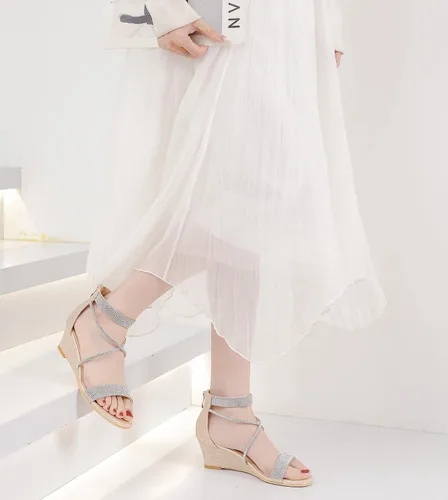 Vista 2 de DADAWEN Sandalias de cuña baja con diamantes de imitación y punta abierta para mujer, con correa en el tobillo, zapatos de tacón para fiesta o boda