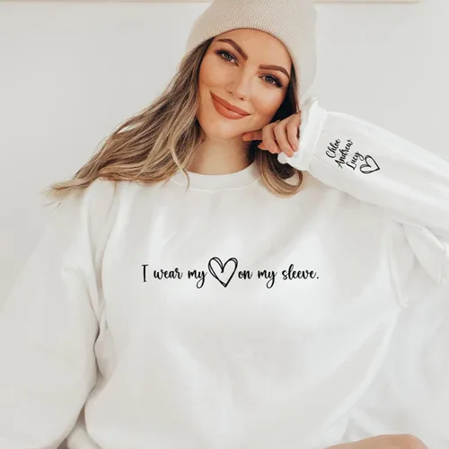 Vista 3 de NAZENTI I Wear My Heart on My Sleeve - Sudadera personalizada para mujer, con nombres en la manga, el mejor regalo para abuela, mamá, mamá