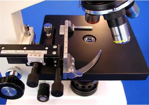 Vista 6 de AmScope Microscopio binocular compuesto B100A-MS, aumento 40X-1600X, Brightfield, iluminación de tungsteno, condensador de Abbe, etapa mecánica