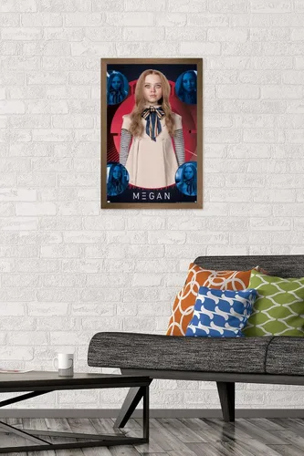 Vista 2 de Trends International M3gan - Póster de pared de collage, 14.72 x 22.37 pulgadas, versión enmarcada en bronce Versión con marco de bronce