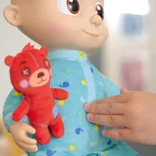 Vista 7 de CoComelon Muñeco de Peluche Musical JJ - Presiona la Barriguita para Cantar Clips de Canciones de Cuna - Incluye Función y Pequeños Osos de Peluche