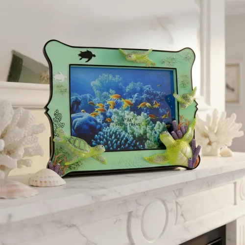 Vista 2 de Marco de fotos decorativo de resina de tortuga marina de 6 x 8 pulgadas para mesa. Decoración del hogar con diseño de tortuga marina del océano.
