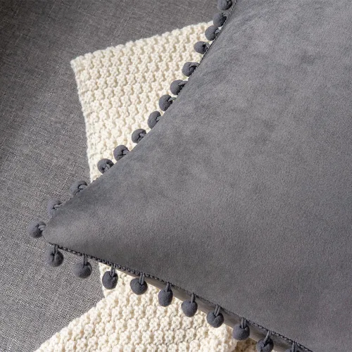 Vista 3 de DEZENE Fundas de almohada 18x18 gris oscuro: Paquete de 2 fundas de almohada decorativas cuadradas de terciopelo suave con pompones para decoración