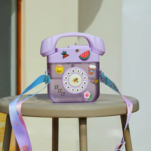 Vista 6 de Botella de agua creativa con forma de teléfono retro de 13.5 fl oz con correa ajustable para el hombro, botellas a prueba de fugas Kawaii
