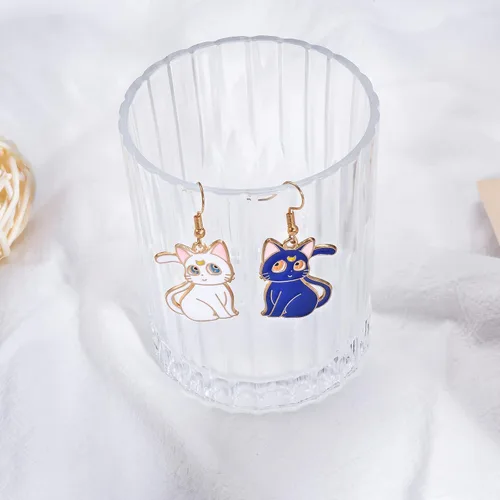 Vista 4 de Pendientes de gato de Sailor Luna de anime lindos aretes de gato blanco para niñas y mujeres, joyería de dibujos animados, Zinc, No es una piedra