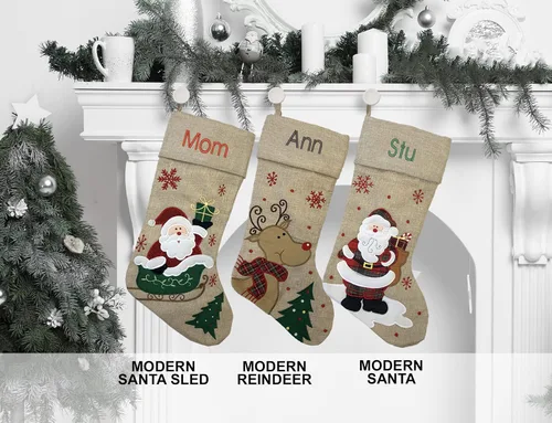 Vista 5 de Calcetín de Navidad personalizado, reno, Papá Noel, trineo de Papá Noel, diseño moderno, nombre bordado, grande de 18.5 pulgadas, color beige