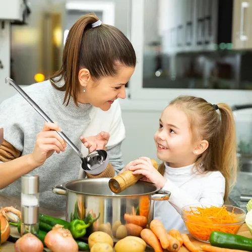 Vista 7 de Cucharas de servir de acero inoxidable: cuchara de mango largo resistente, cucharas grandes de 10 onzas con orejas colgantes, suministros de cocina