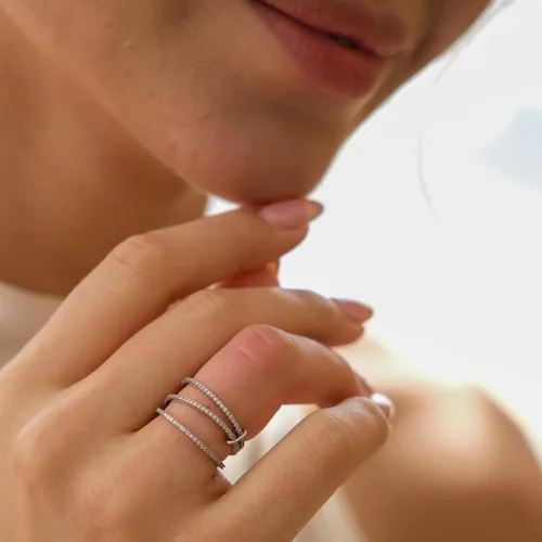 Vista 3 de espere Anillo de tres bandas delicado chapado en rodio de plata esterlina Anillo de eternidad triple de circonita cúbica para mujeres Alianza