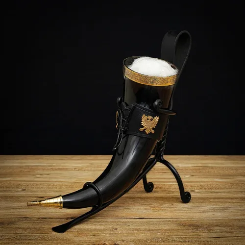 Vista 2 de Mythrojan Cuerno vikingo para beber 100% natural, auténtico, decoración de latón, cuerno nórdico con funda de cuero negro, bolsa de lona para vino