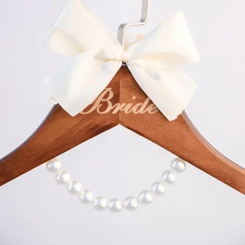 Vista 4 de Colgador de vestido de novia para novia, regalo de boda, percha de madera marrón con perlas y lazo para vestidos de novia, regalo de despedida