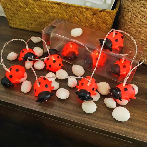 Vista 3 de Guirnalda de luces de mariquita de 5.4 pies, 10 luces LED de hadas de escarabajo de Navidad, funciona con pilas para decoración del hogar, fiesta