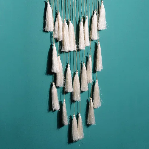 Vista 7 de Artilady - Atrapa-sueños de macramé para dormitorio - Pompones colgantes hechos a mano para decoración del hogar con adorno de plumas con pompones
